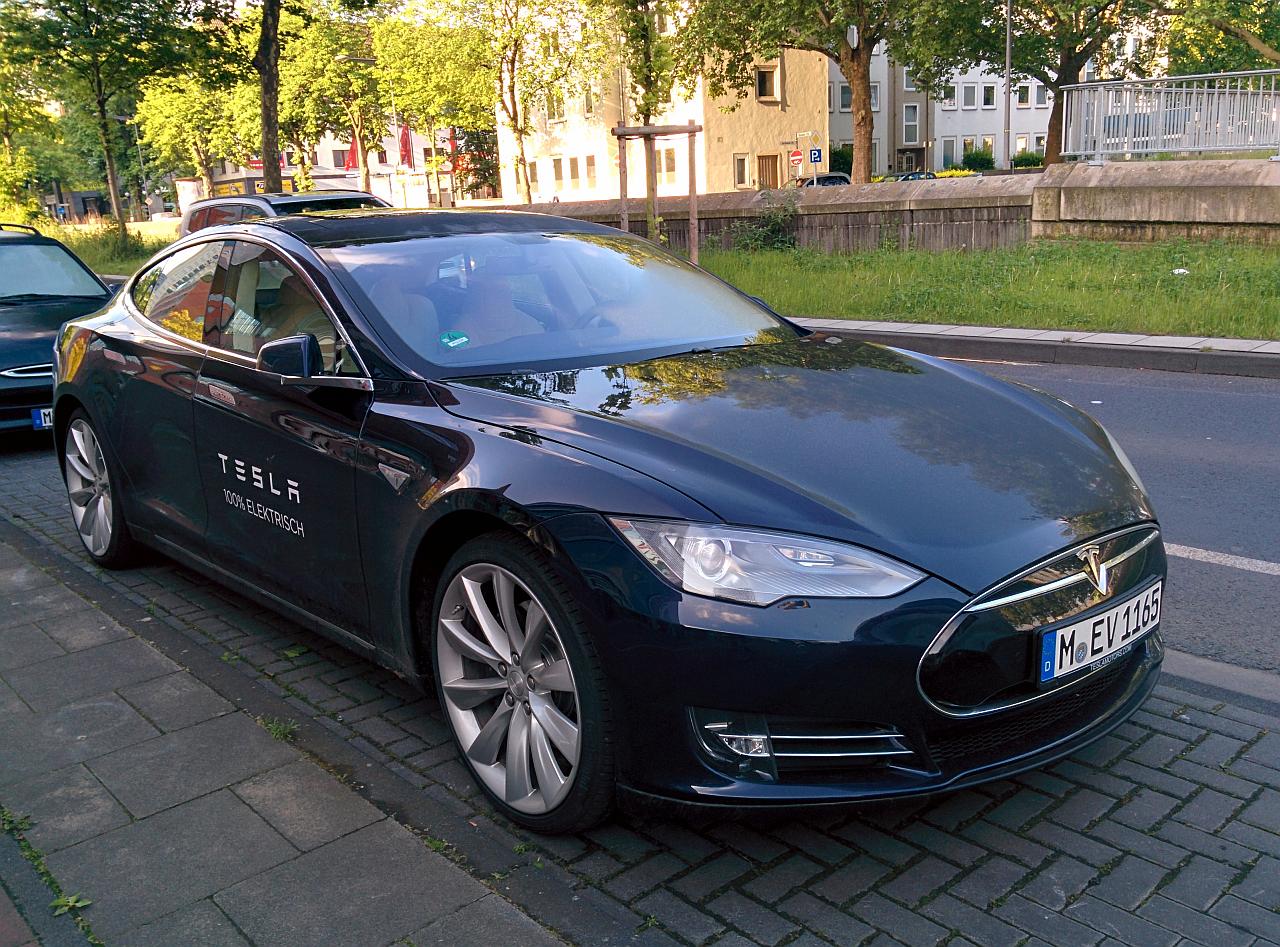 Aufkleber auf E-Auto: Tesla-Fahrer entschuldigt sich für sein Auto