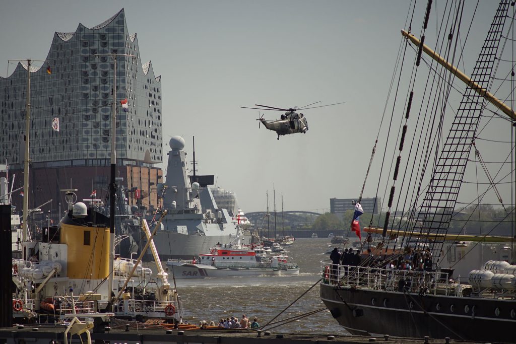 SAR-Rettungsübung mit Seenotkreuzer und "Sea King"-Helikopter der Bundesmarine