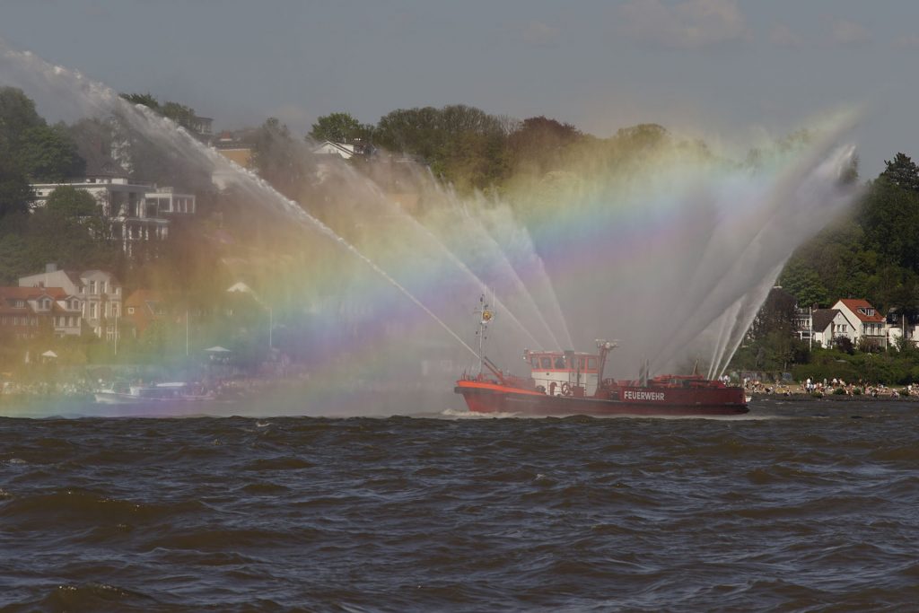 Das Feuerlöschboot "Oberbaurat Schmidt" legt einen Wasservorhang aus zehn Löschkanonen 