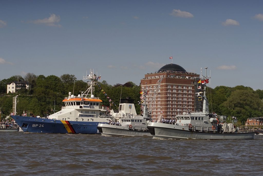 Wächter der Meere: Der Rumpf des Küstenwachbootes "Bad Bramstedt" (links) der Bundespolizei wurde in der Sonderwirtschaftszone Jantar in Kaliningrad gebaut. Rechts die dänischen Küstenwachboote MHV 903 "Hjortø" und MHV 904 "Lyø".