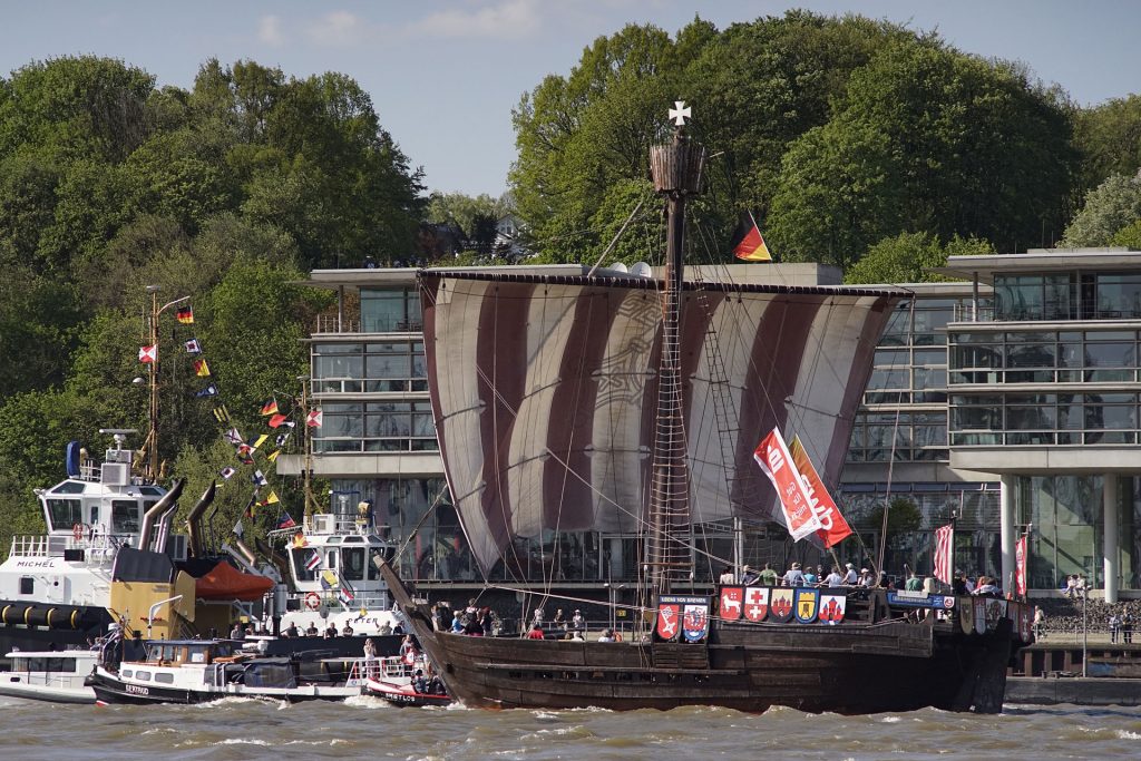 Die "Ubena von Bremen" ist ein Nachbau einer 1962 im Schlamm der Weser entdeckten Hansekogge aus dem Jahr 1380.