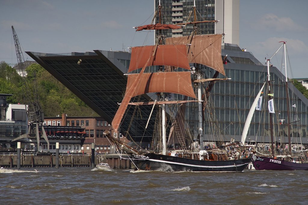 Die "Eye of the Wind", 1911 an der Unterweser gebaut, überstand 1955 eine Strandung und brannte 1970 komplett aus. Zu einer prächtigen Brigantine neu aufgebaut, wird sie heute unter britischer Flagge für Seminare eingesetzt.