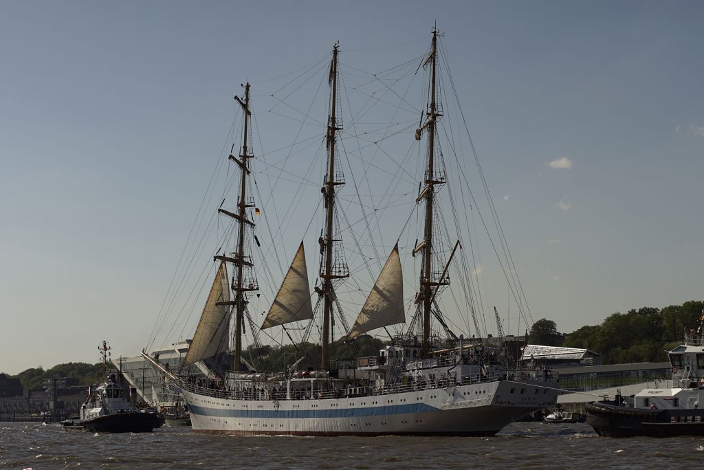 Im Schlepp: das russische Vollschiff "Mir", Schwesterschiff der "Dar Młodzieży"