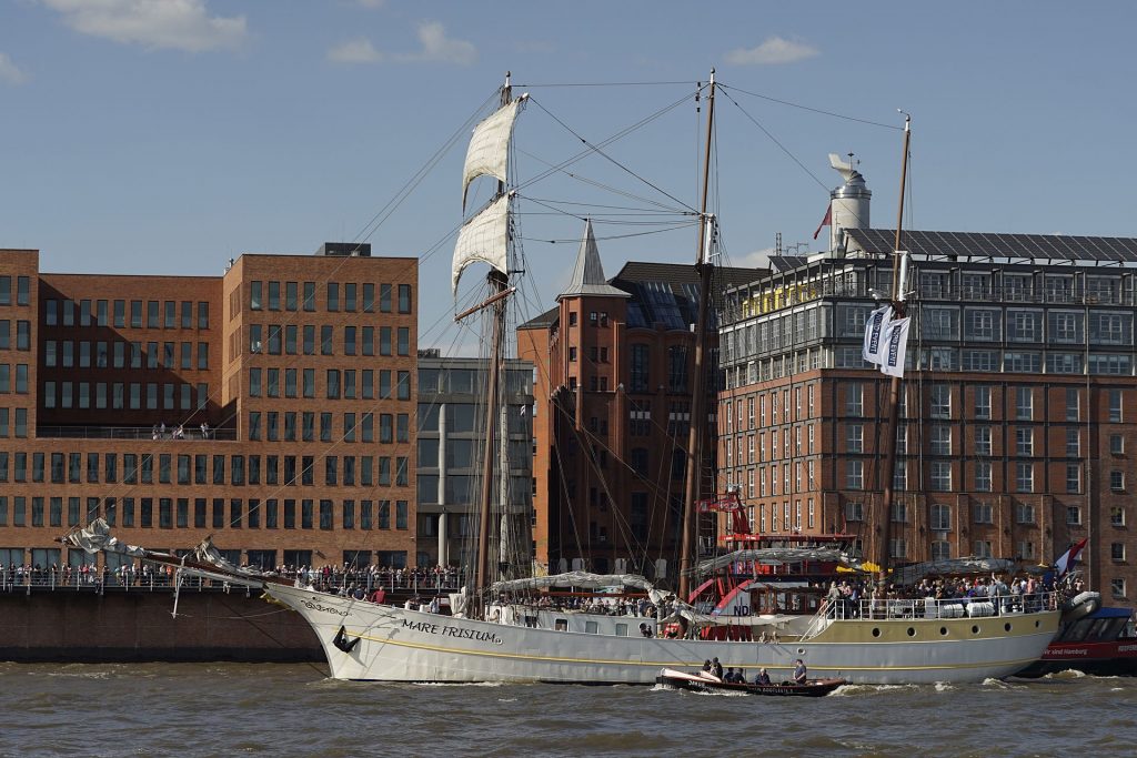 In Hamburg zu Hause: Dreimastmarstoppsegelschoner "Mare Frisium"