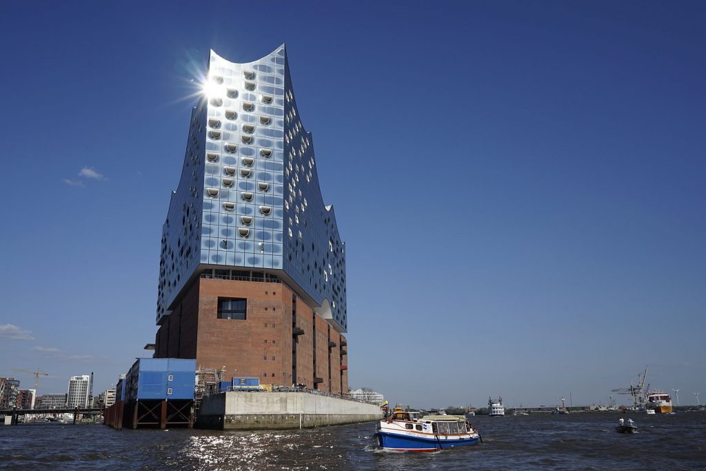 Die auf den alten "Kaispeicher A" aufgesetzte neue Elbphilharmonie ist das 110 Meter hohe Wahrzeichen der Hafencity. Für 77 Millionen Euro geplant, soll ihr Bau inzwischen rund 790 Millionen kosten.