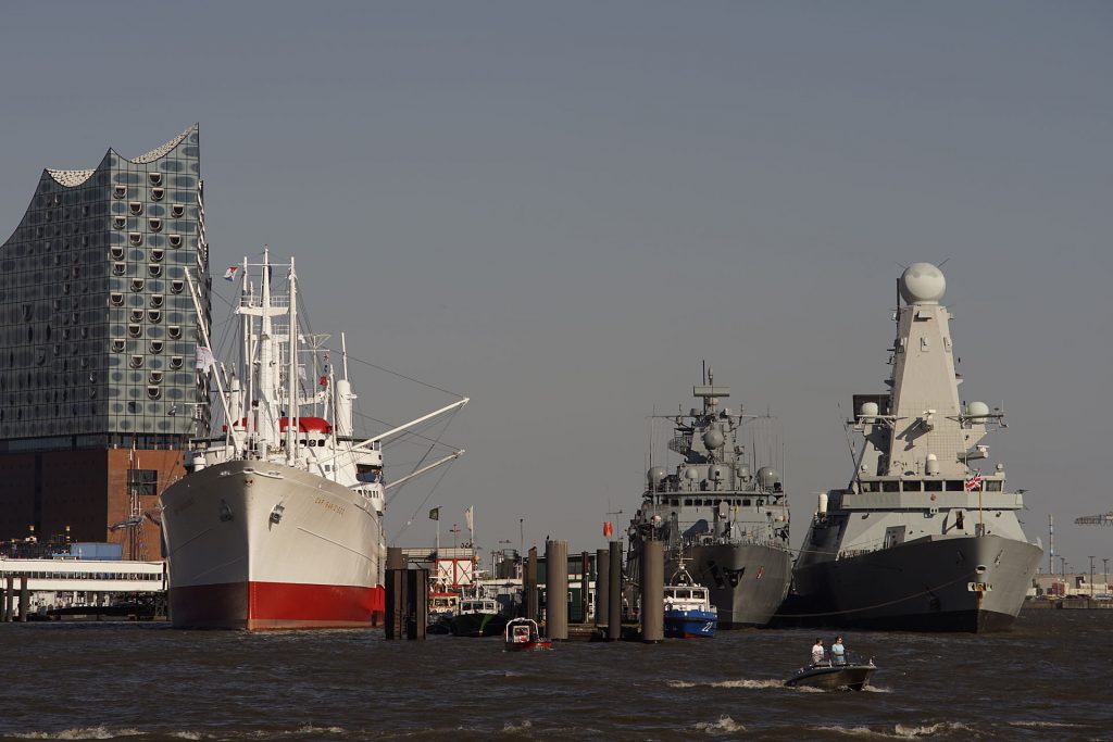 Trio: Das Museumsschiff "Cap San Diego", die Fregatte "Brandenburg" der Bundesmarine und der Lenkwaffenzerstörer "Duncan" der Royal Navy