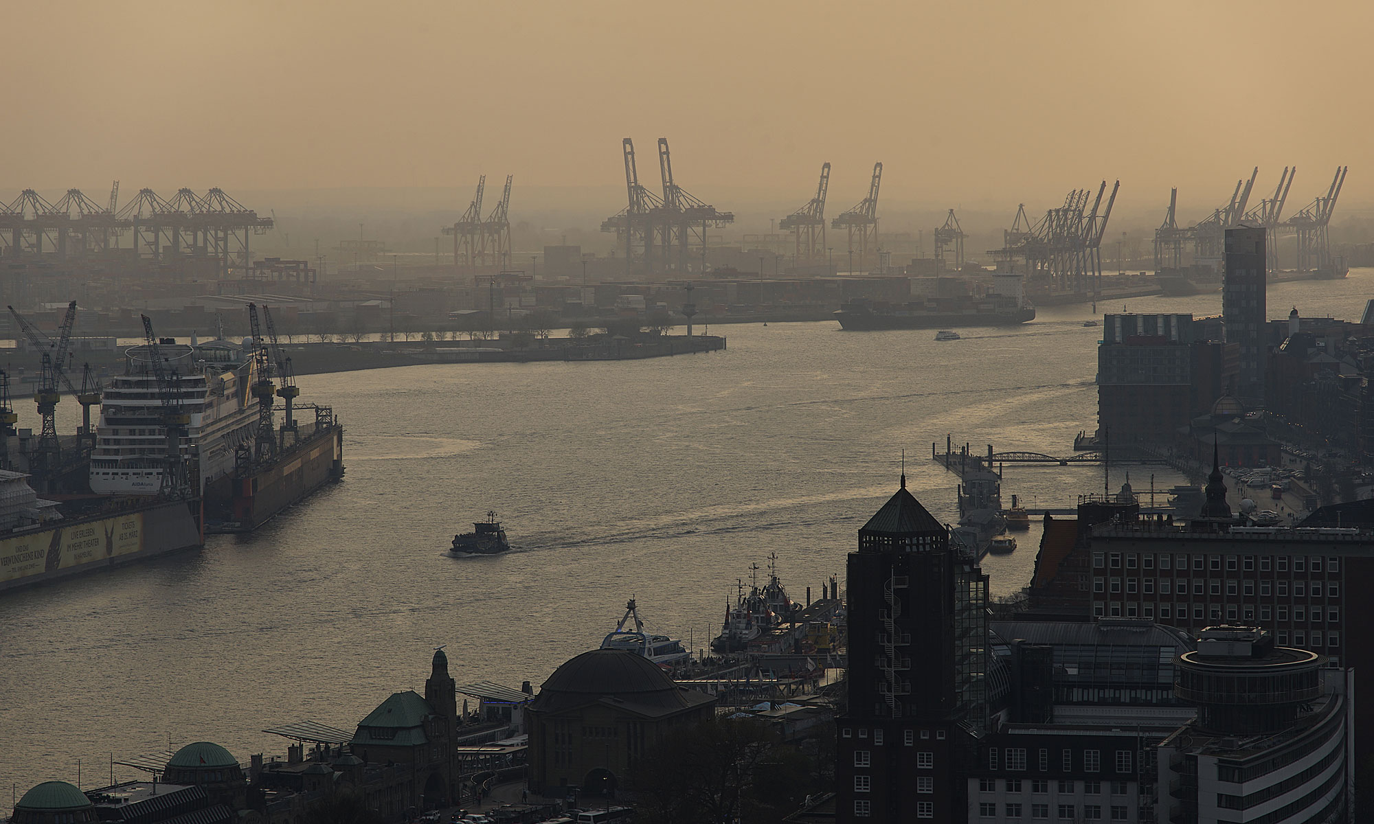 Hamburger Hafen vom Michel aus. Sony A7II mit Carl Zeiss Sonnar 2.8 135 Rollei I
